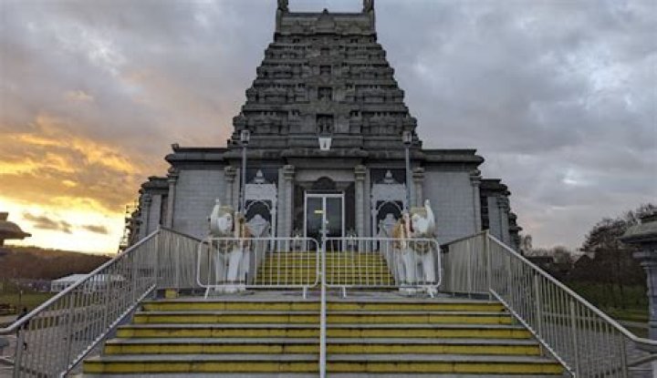 
200-strong mob surrounds Hindu temple in Birmingham, chants ‘Allahu Akbar’ 