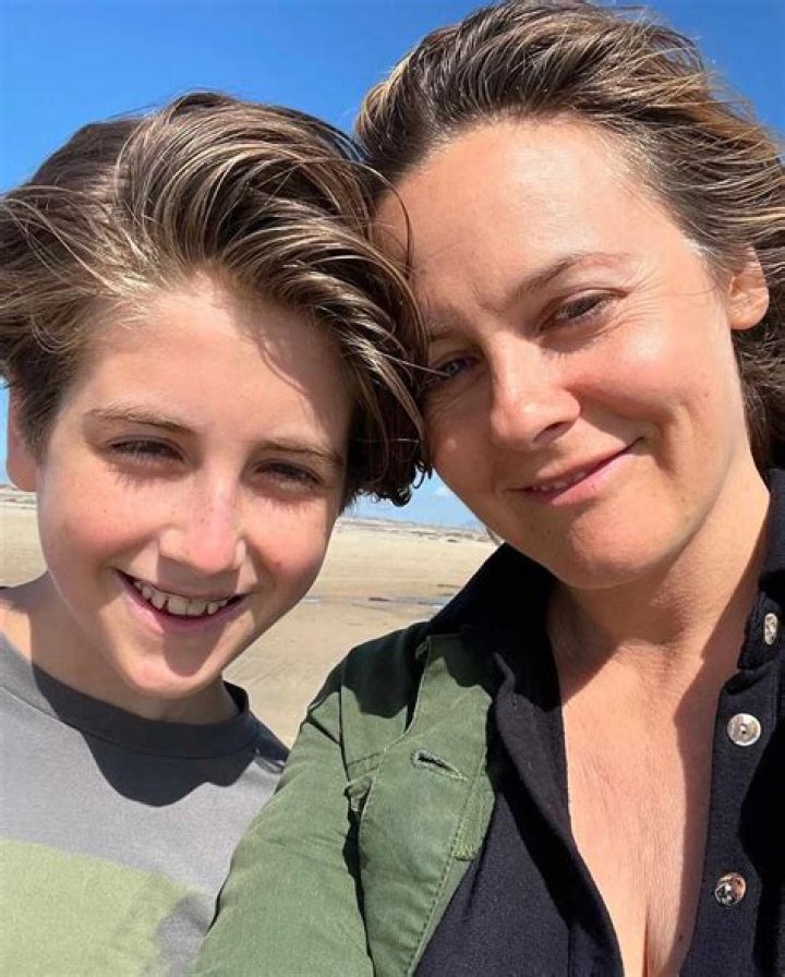 Alicia Silverstone Says She Takes Baths With Son Bear & Twitter Reacts – Hollywood Life