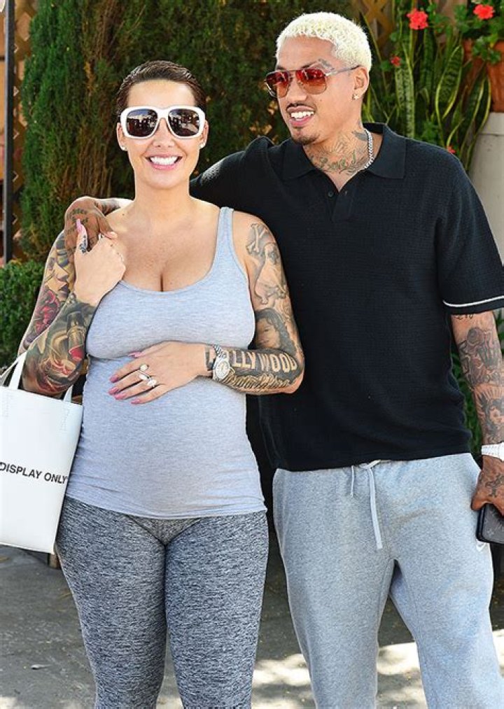 Amber Rose & Boyfriend ‘AE’ On Lunch Date As She Cradles Baby Bump – Hollywood Life