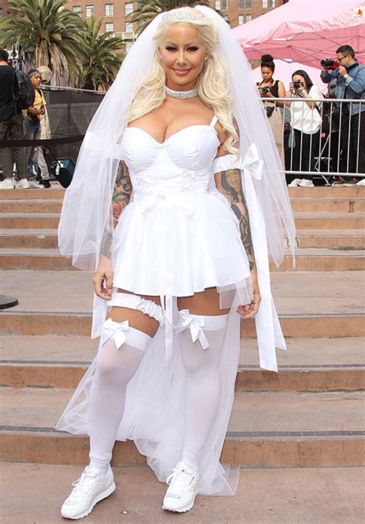 Amber Rose Stuns In Wedding Dress & Stockings At Her Annual SlutWalk – Hollywood Life