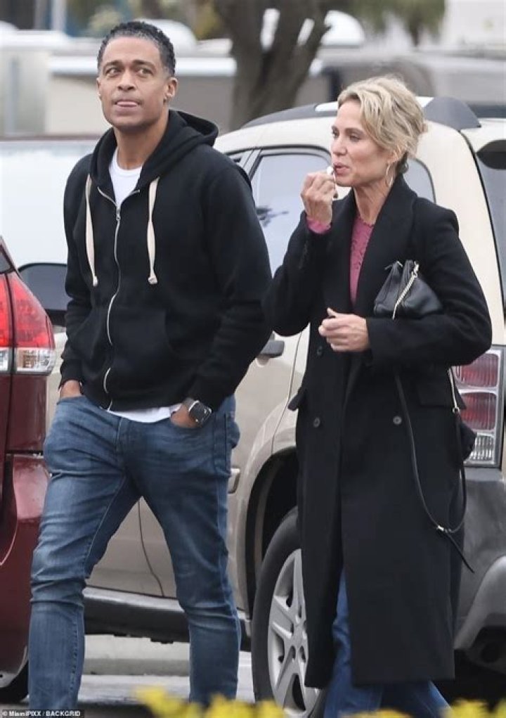 Amy Robach & T.J. Holmes Go Shopping Together In Miami: Photos – Hollywood Life