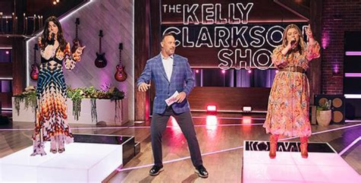 Anne Hathaway Beats Kelly Clarkson Singing ‘Since U Been Gone’ – Hollywood Life