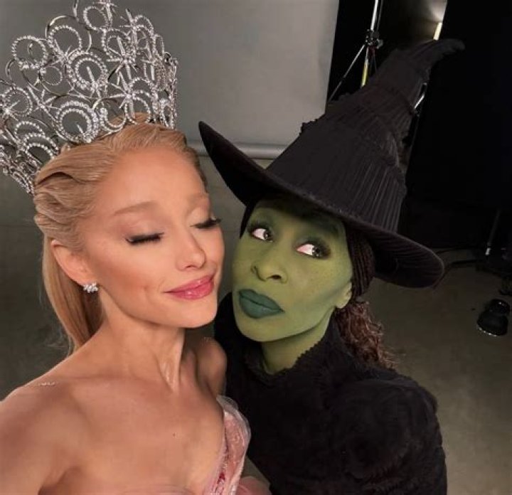Ariana Grande & Cynthia Erivo Take Mirror Selfie On ‘Wicked’ Set – Hollywood Life