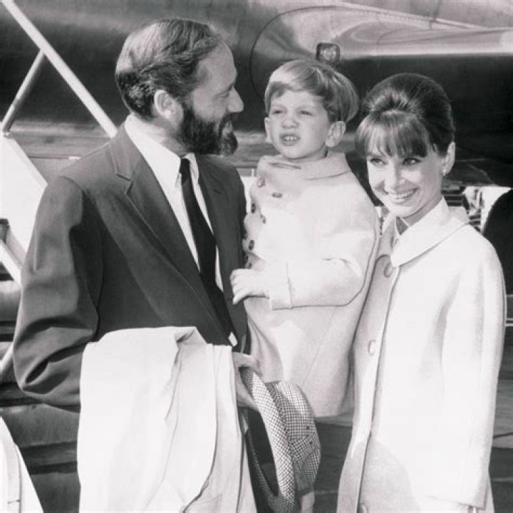 Meet Her 5 Grandkids – Hollywood Life