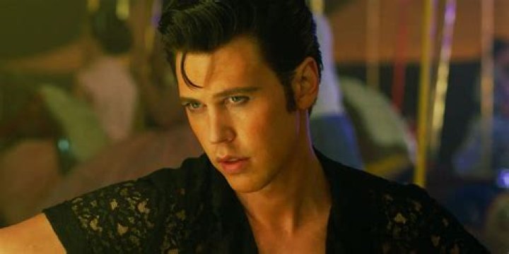 ​Austin Butler Perfectly Channels Elvis In 1st Look At Upcoming Movie — Watch