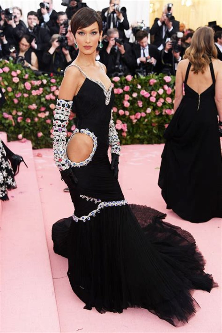 Bella Hadid’s Dress At Met Gala 2019– See Her Black Moschino Dress – Hollywood Life