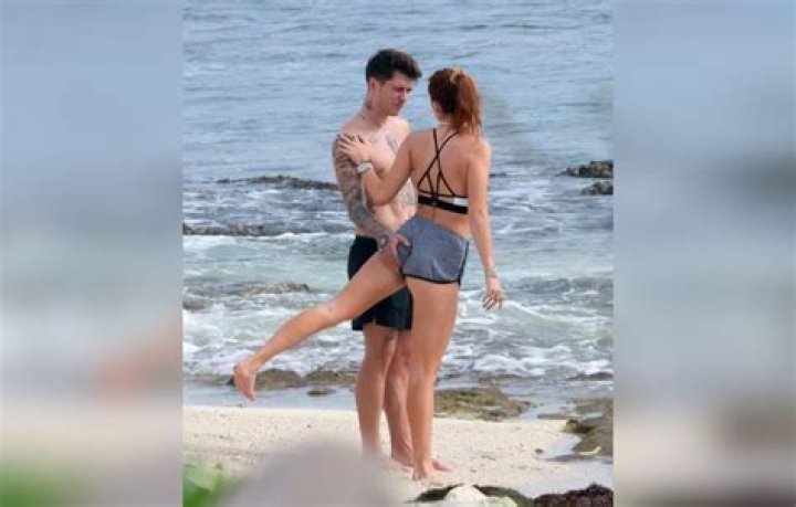 Bella Thorne & Boyfriend Benjamin Mascolo Enjoy PDA In Mexico: Pics – Hollywood Life