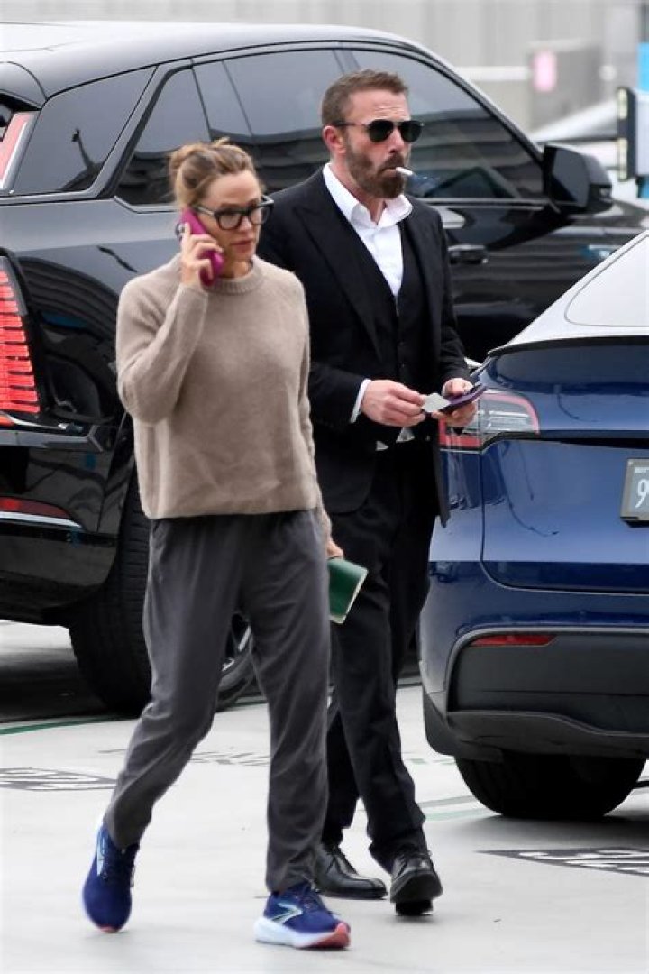 Ben Affleck & Ex-Wife Jennifer Garner Reunite At Kids’ School After His Lakers Date With J.Lo — Photos