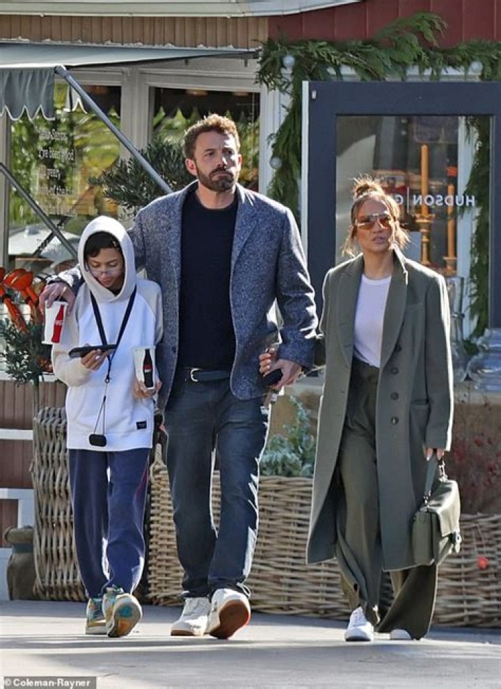 Ben Affleck & J.Lo Take Their Kids Shopping In L.A. 1 Week Before Christmas – Photos