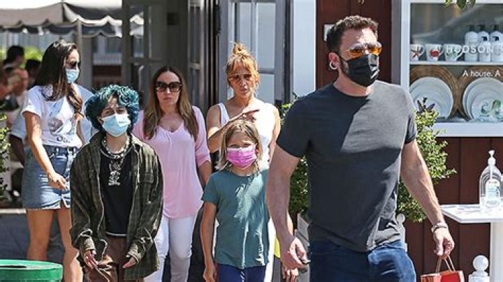Ben Affleck & Jennifer Lopez Lovingly Gaze At Each Other After Grabbing Lunch With Their Kids