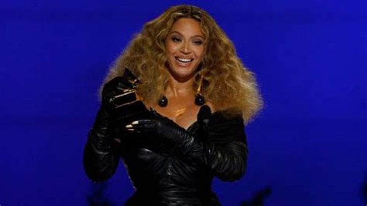 Beyoncé’s Black Slit Dress By Alessandra Rich: Pics – Hollywood Life