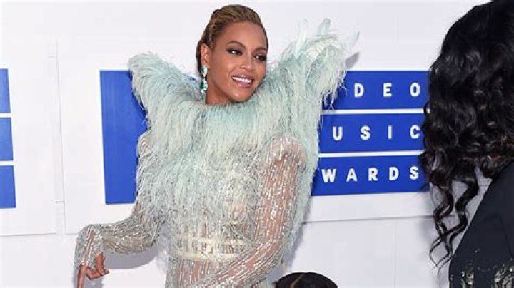 Beyonce Twins With Blue Ivy In Sequined Super Bowl Jerseys At Concert – Hollywood Life