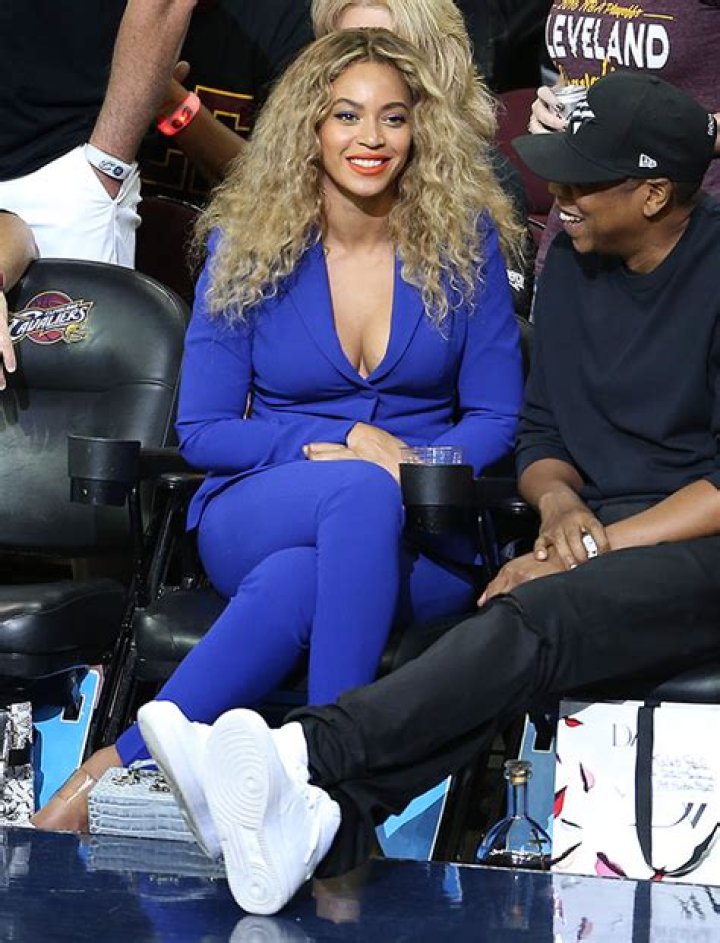 Beyonce Sits Courtside & Supports Warriors In Sexy Royal Blue Suit