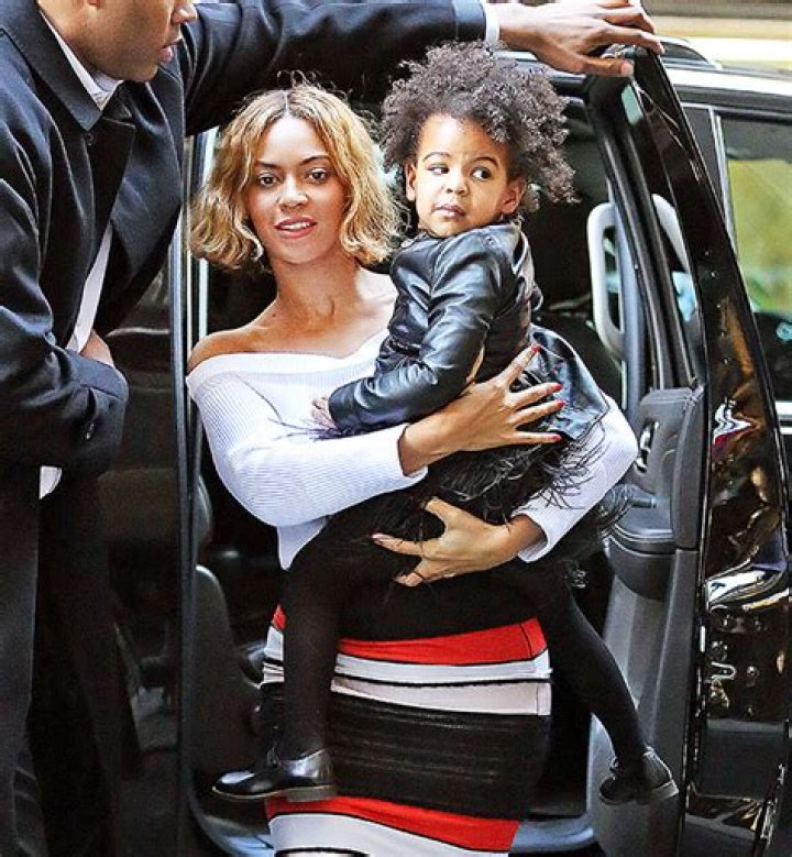Beyonce Rocks Daisy Dukes While Carrying Daughter Rumi, 3, To Luxury Boat In The Hamptons — Pics