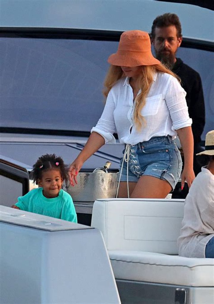 Beyonce’s Shorts In Hamptons With Jay-Z & Jack Dorsey – Photos – Hollywood Life