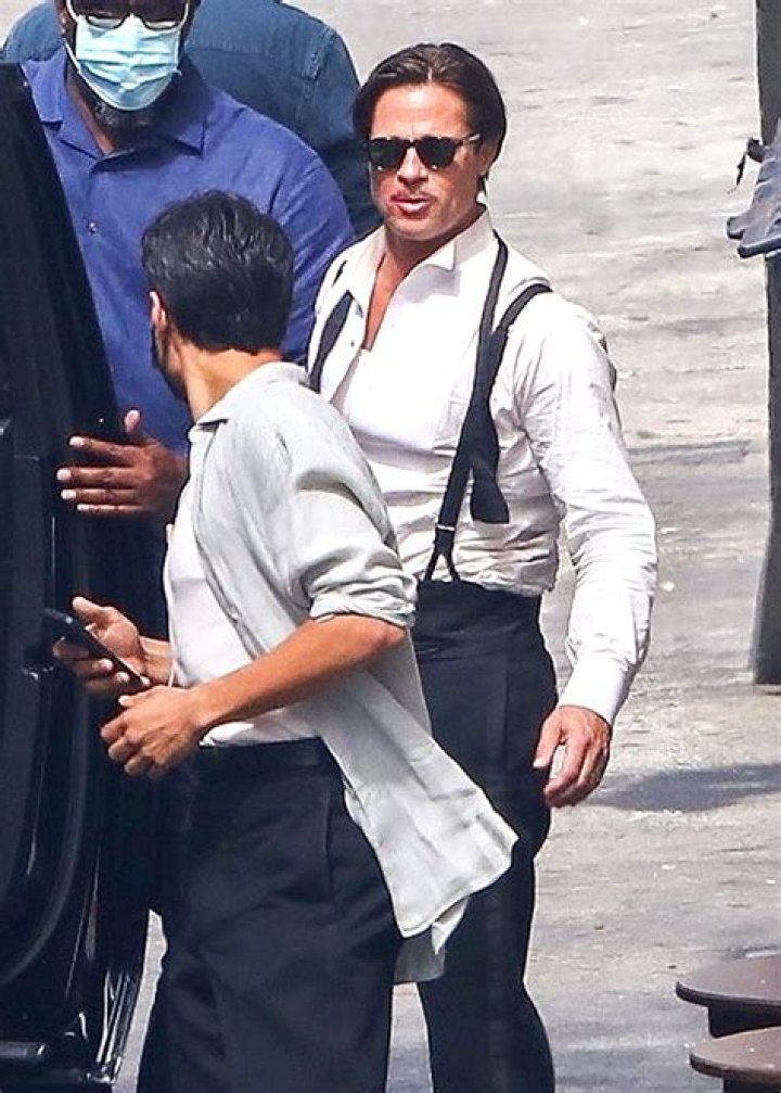 Brad Pitt Wears Unbuttoned Shirt & Suspenders In ‘Babylon’ Set Photo – Hollywood Life