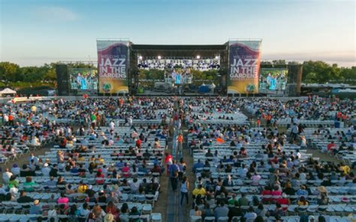 Brandy Trips & Falls Onstage While Performing At Music Festival – Watch