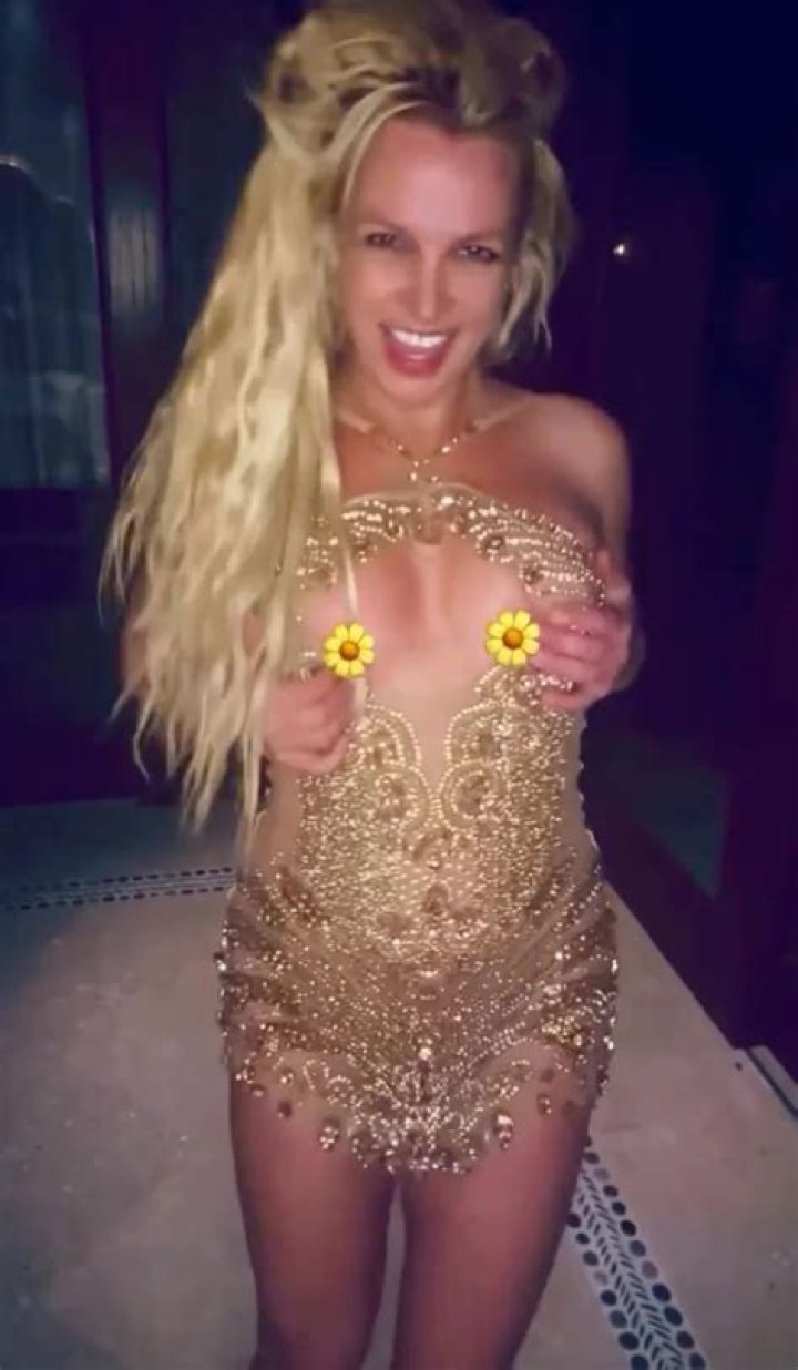 See Shocking Concert Wardrobe Malfunction – Hollywood Life