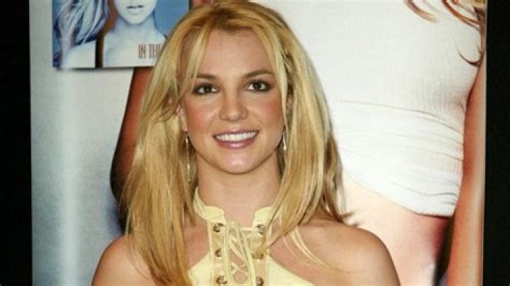 Britney Spears Shows Off Dance Moves in Yellow Crop Top & Short Shorts In Hawaii — Watch