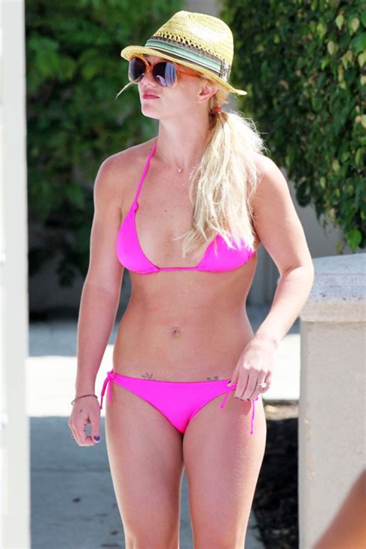 Britney Spears Rocks Pink Bikini Bottoms & Dances To Santana – Hollywood Life