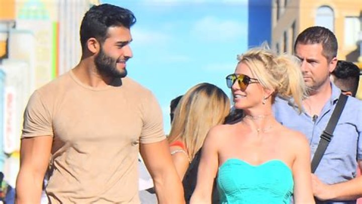 Britney Spears Cuddles With BF Sam Asghari In Cute Throwback Pics From Maui Vacation