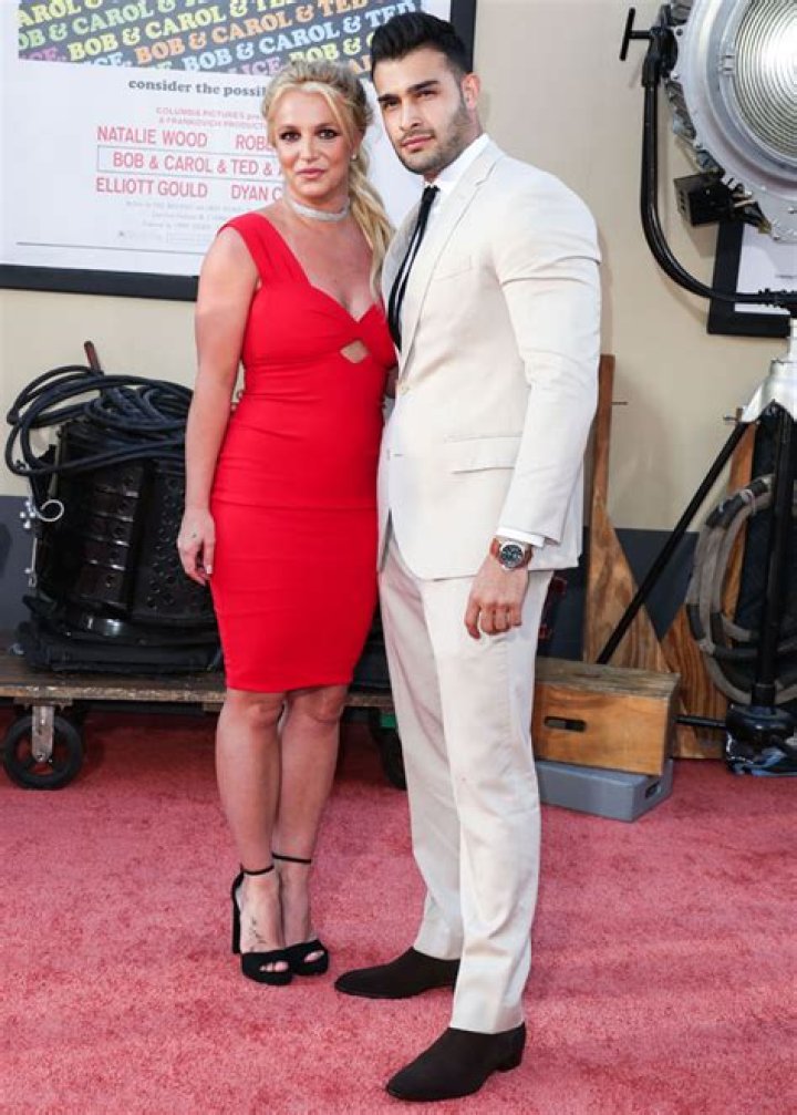 Britney Spears & Fiancé Sam Asghari Load Up On Fast Food Before Going For A Drive – Photos