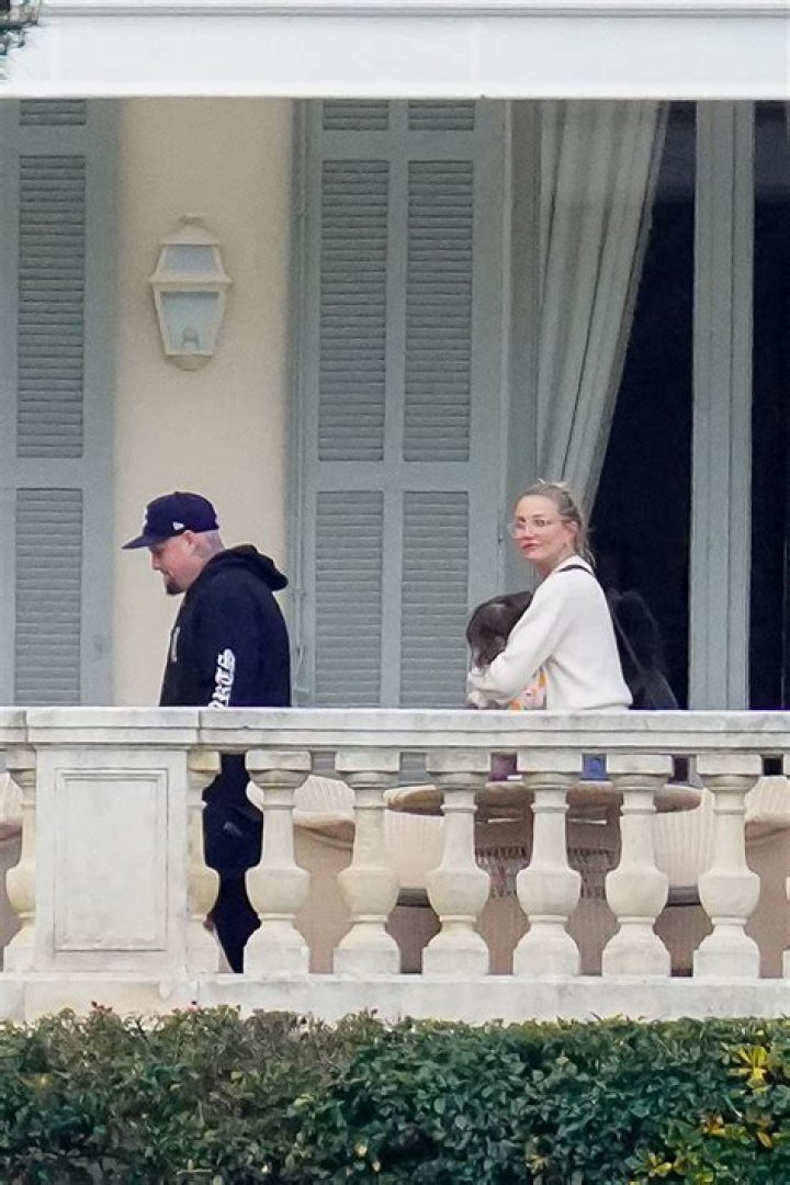 Cameron Diaz & Family Arrive In France For Sofia Richie’s Wedding – Hollywood Life