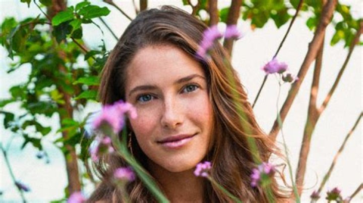 Caroline Jones Teases An ‘Evolved Sound’ For Upcoming EP & Reveals What She Learned From Kenny Chesney