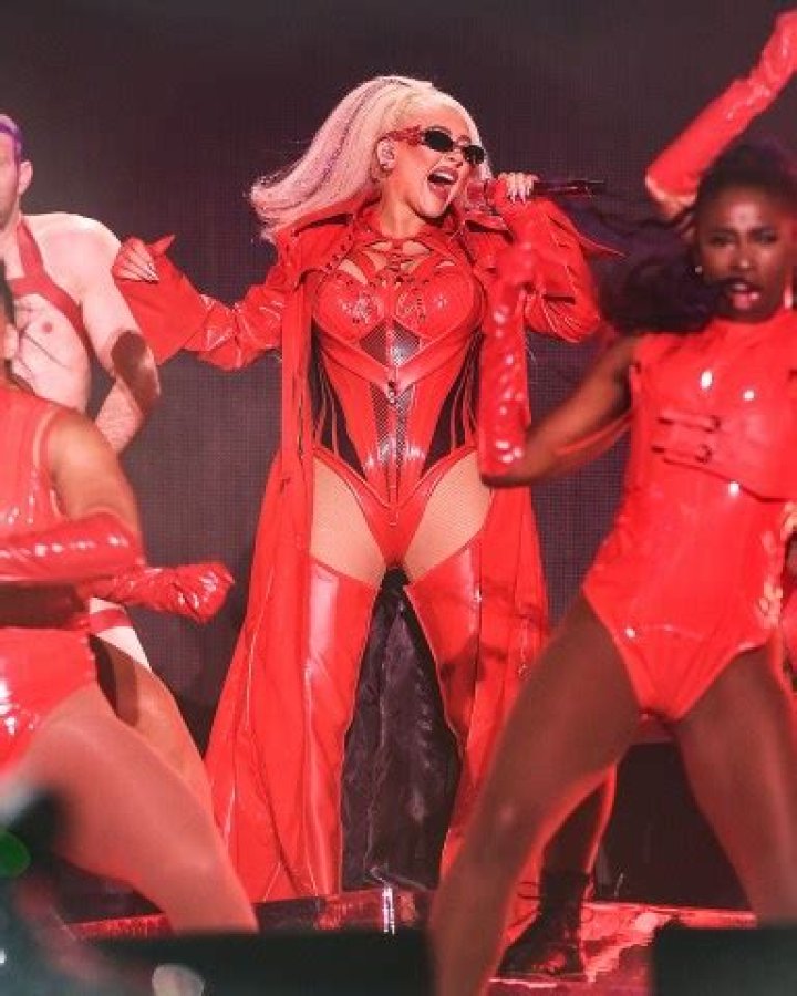 Christina Aguilera’s Purple Latex Dress & Lace Gloves – Photos – Hollywood Life