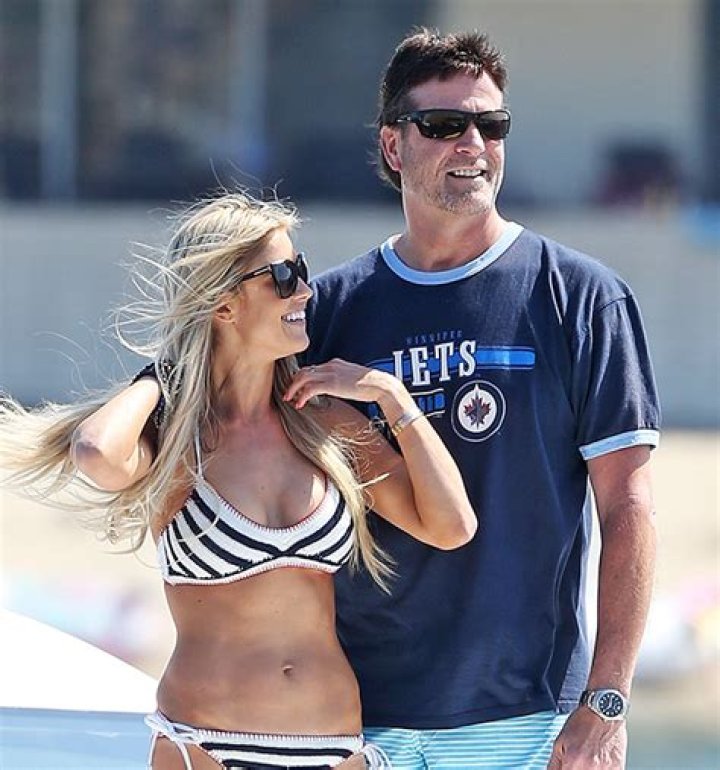 See The ‘Flip or Flop’ Star – Hollywood Life