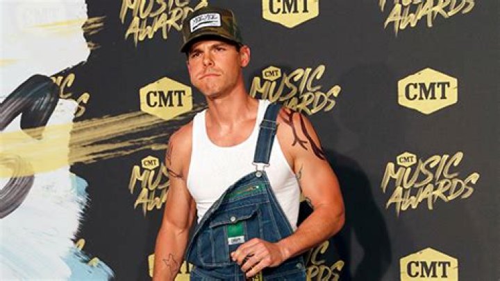 CMT Awards’ Wackiest Dressed 2018 — Earl Dibbles Jr. In Overalls & More