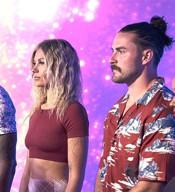 ‘Cosmic Love’ Premiere Preview: Javier Tries To Kiss Maria But She Refuses