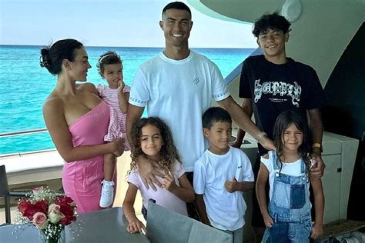 Cristiano Ronaldo & Family: Photos – Hollywood Life