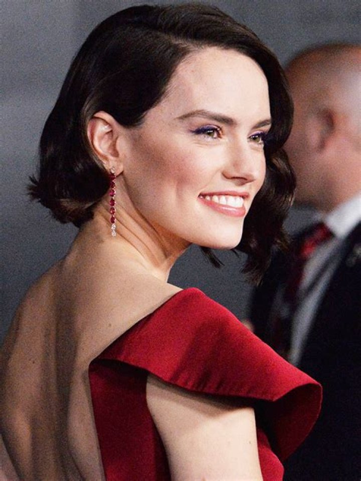 Daisy Ridley Debuts Pixie Haircut Makeover At Paris Fashion Week – Hollywood Life