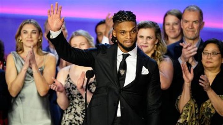 Damar Hamlin Reunites With Medical Staff For NFL Honors Speech – Hollywood Life