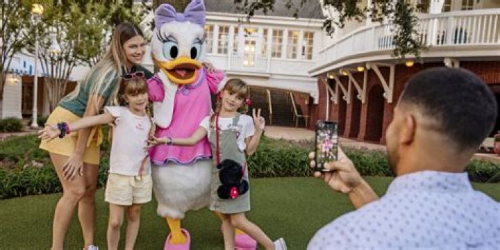 See Stars Visiting Parks In Photos – Hollywood Life