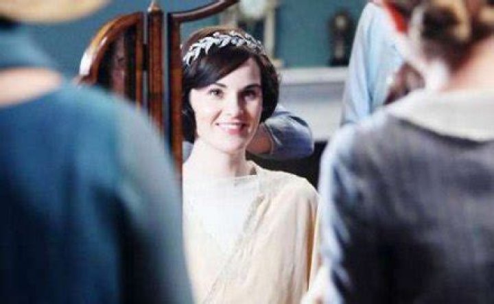 Lady Mary & Lord Grantham’s Relationship Heats Up — Recap – Hollywood Life