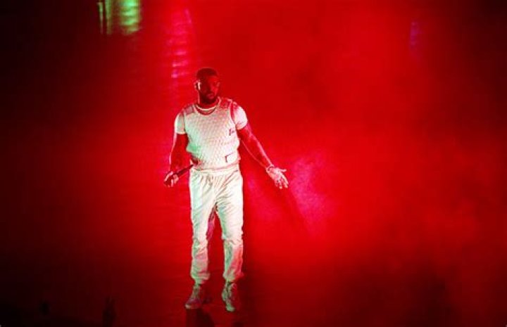 Drake Catches Book Thrown At Him During Concert – Hollywood Life