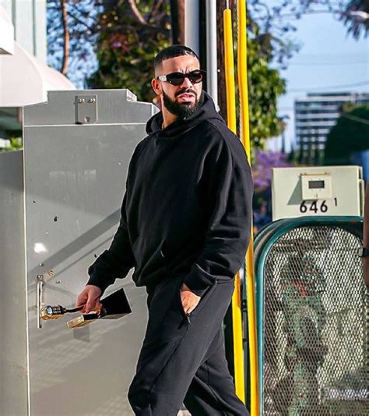 Drake Spotted Leaving Late Night Dinner Date With Mystery Woman – Hollywood Life