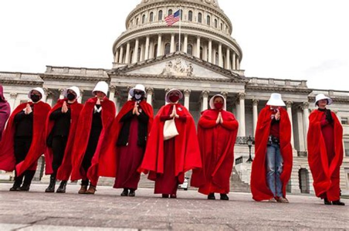 Elisabeth Moss Says ‘Handmaid’s Tale’ Didn’t Feel Like ‘Just Crazy Sci-Fi’ After Roe V. Wade Overturned