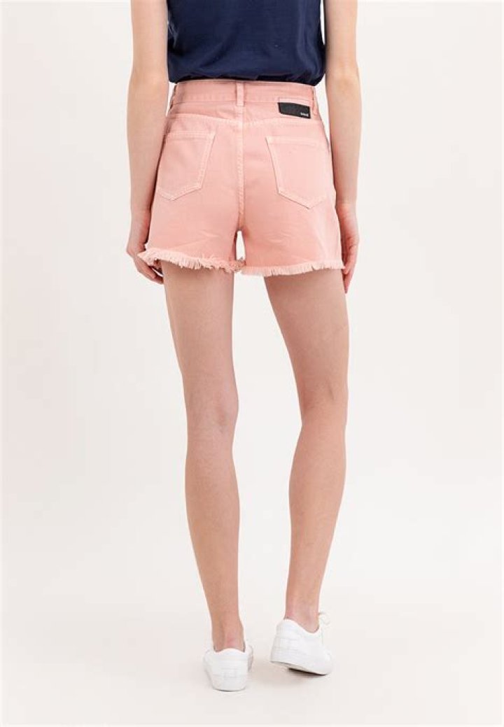 Elizabeth Hurley, 54, Proves She’s The Daisy Duke Queen Of Quarantine In Tiny Shorts & Crop Top