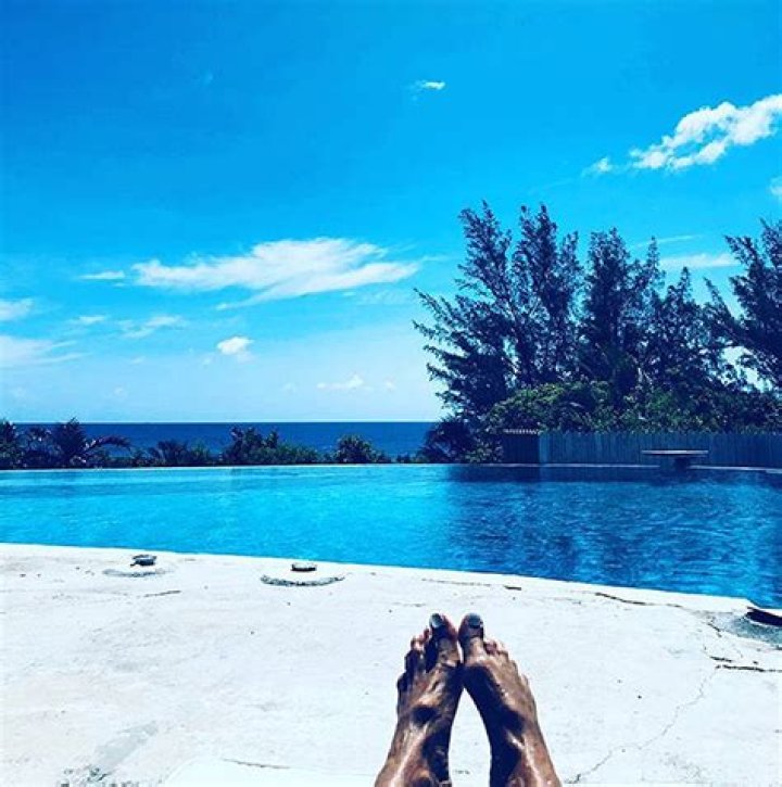 Elle Macpherson’s Feet Trolled For Being ‘Ugly’ & ‘Creepy’ By Haters – Hollywood Life