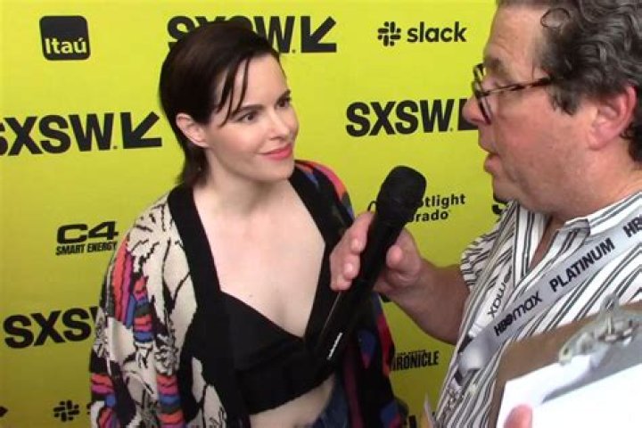 ‘Schitt’s Creek’s Emily Hampshire On Stevie Budd Spin-Off & More – Hollywood Life