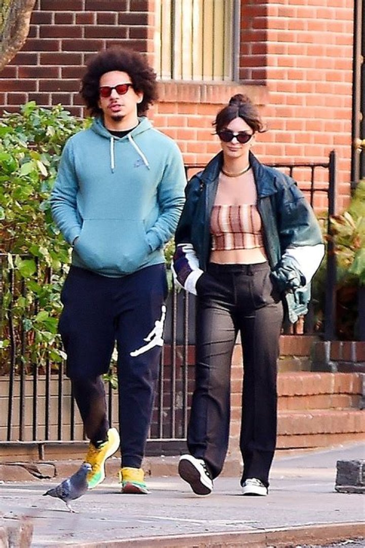 Emily Ratajkowski & Eric Andre Go On Romantic Stroll In NYC: Photos – Hollywood Life