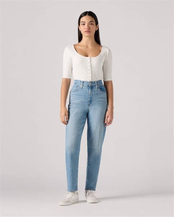 Emily Ratajkowski Makes High-Waisted Mom Jeans Look Sexy With Tank Top & Skinny Belt