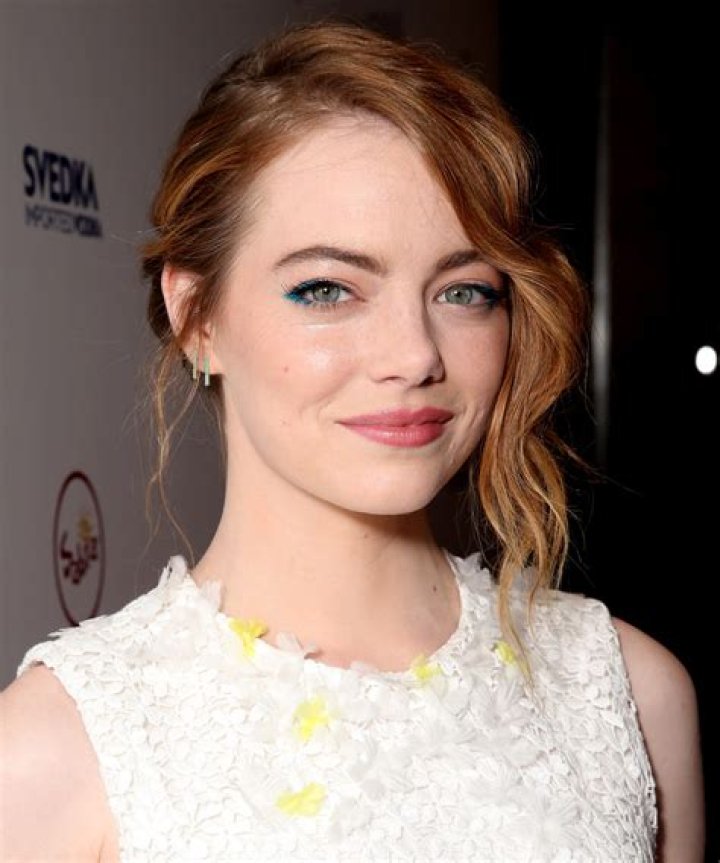 Emma Stone Goes Makeup Free & Rocks Jeans 2 Months After Giving Birth – Hollywood Life