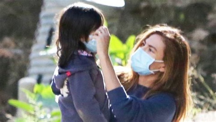 Eva Mendes Spotted Wearing Gold Ring During Hike With Ryan Gosling – Hollywood Life