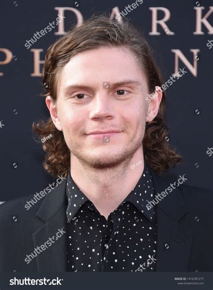 Evan Peters Pics – Hollywood Life