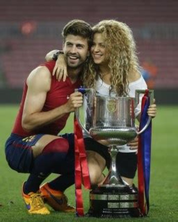 Gerard Pique Falls Off Stage and Shakira Fans React: Video – Hollywood Life