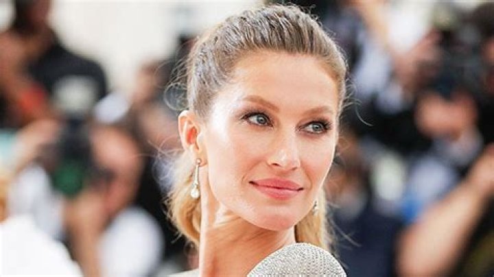 Gisele Bündchen’s Boob Job – Confirms She Had Surgery & Regrets It – Hollywood Life